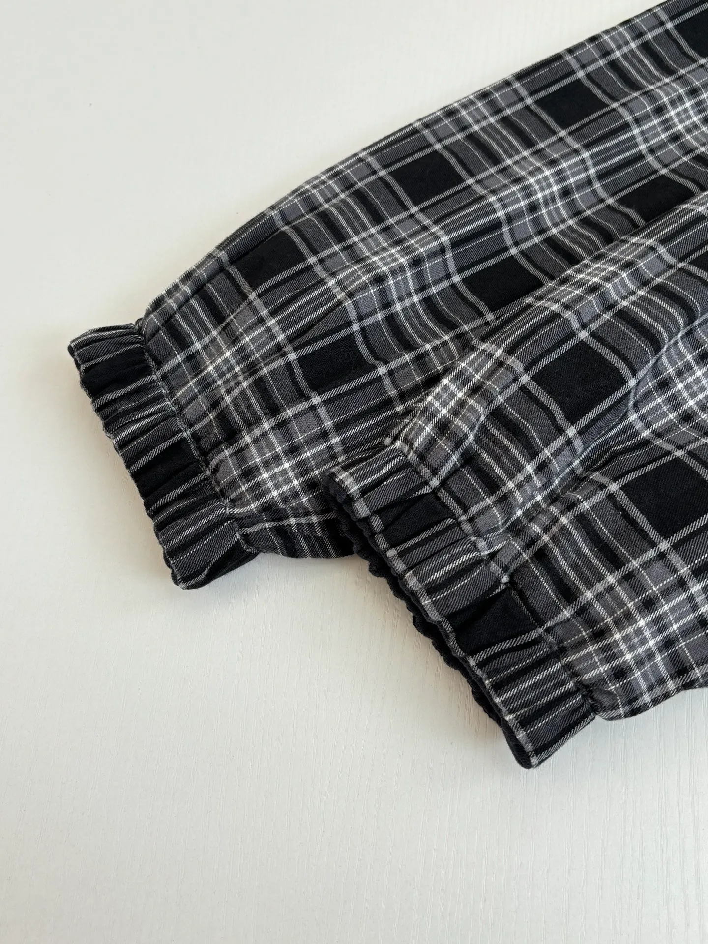 Balenciag*/ Black White ， Retro ； Navy Blue ， Retro ， 。 ： Navy Blue / ， ， ， Retro ， Breathable ； ， ， 。 Size：S/M/L